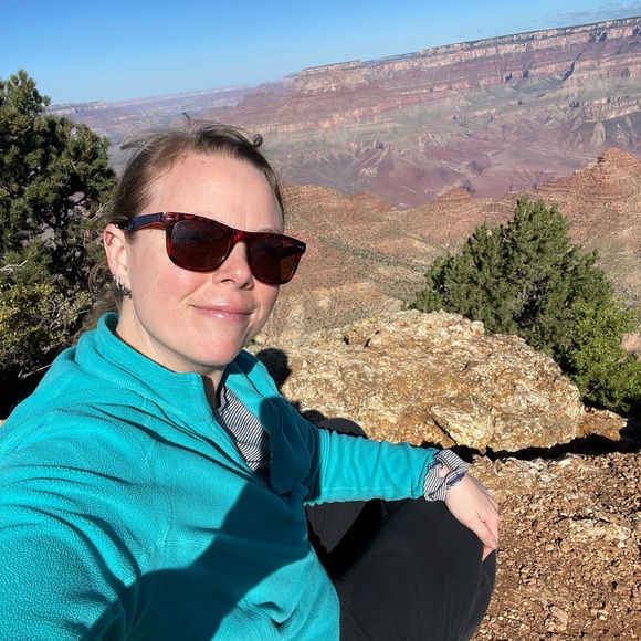 Meet your Posher, Lyn - Picture 1 of 2